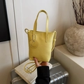 Borsa tote gialla minimalista con trama litchi e ciondolo smile per uso quotidiano - Giallo (Con Ciondolo)