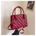Elegante borsa tote rossa con motivo trapuntato a rombi e tracolla rimovibile - Rosso