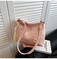 Bolso estilo chino rosa con bordado floral y detalle de mariposa en 3D - Rosa Con Colgante