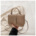 Elegante borsa a tracolla trapuntata beige con chiusura in metallo e manico superiore - Cachi