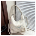 Detail der weißen Pailletten-Hobo-Tasche mit 3D-Netzblumen und silbernen Beschlägen - Beige