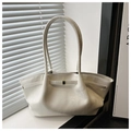 Detalle del bolso tote blanco brillante con correa de cuero y elegante hebilla dorada - Blanco