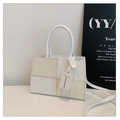 Minimalistische beige patchwork handtas met verstelbare riem en handvat - Wit