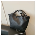Retro schwarze Shopper Tasche mit Faltenleder-Textur und verstellbarer Gold-Schnalle - Schwarz