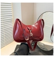 Borsa hobo in pelle bordeaux lucida con chiusura a pistone dorata e tracolla regolabile - Rosso