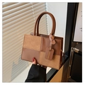 Detail van de bruine vierkante tas met patchwork van glad en mat lederen materiaal - Bruin