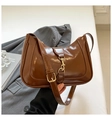 Borsa sottobraccio in pelle marrone lucida a forma di mezzaluna con fibbia in metallo - Marrone