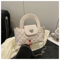 Gewatteerde crème crossbodytas met zilveren hartsluiting en afneembare ketting - Broken Wit