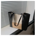 Detailopname van de grote driekleurige patchwork tote tas met verstelbare gouden gespen - Khaki
