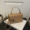 Bolso bandolera beige acolchado con cierre dorado y cadena sobre base blanca - Caqui