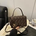 Bolso bandolera acolchado marrón oscuro con cierre dorado y cadena larga - café