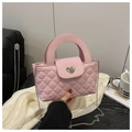 Roze gewatteerde crossbodytas met zilveren hartsluiting en ketting schouderband - Roze