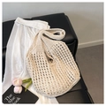 Borsa a tracolla beige lavorata a mano all'uncinetto con fiori su una panca in pelle nera - Stile 2 Bianco Crema