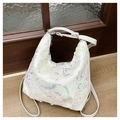 Weiße Hobo-Tasche mit 3D-Blütenblättern und dezenten Pailletten und verstellbarem Riemen - Weiß