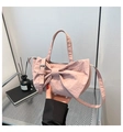 Dettaglio borsa rosa con fiocco in tessuto increspato e fibbia in metallo argento lucido - Rosa