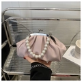 Detalle del bolso nube plisado rosa con asa de perlas y correa de cadena plateada - Rosa