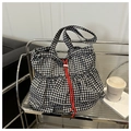 Bolso tote a cuadros blancos y negros con cordón rojo y detalles de volantes - Negro