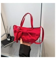 Dettaglio borsa rossa con fiocco, pieghe in nylon, manico e tracolla rimovibile - Rosso