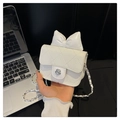 Dettaglio borsa trapuntata bianca con chiusura a camelia e tracolla a catena - Bianco