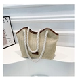 Detail der gewebten Stroh-Tasche mit dicken Seilgriffen und braunem Lederbesatz-Akzenten - Braun
