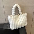Borsa tote bianca in peluche a righe verticali e manico con pompon per la stagione fredda - Bianco