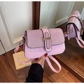 Elegante borsa a tracolla rosa glitterata con chiusura in metallo e cinturino in pelle - Rosa