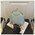 Bolso vintage verde pálido con textura, cierre de boquilla y asa dorada circular - Estilo de Lunares Verdes / Verde