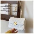 Dettaglio di una borsa a tracolla trapuntata bianca con chiusura dorata e catenella - Bianco Sporco