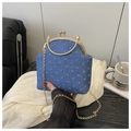Bolso bandolera de mezclilla azul con bordados blancos y cadena metálica dorada - Estilo Denim de Lunares Azules / Azul