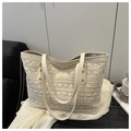 Elegante beige gehaakte schoudertas met geometrische patronen en leren label - Wit