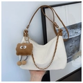 Sac à bandoulière blanc en demi-lune avec sangle marron et breloque en peluche - Blanc avec pendentif