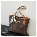 Dunkelbraune Shopper-Tasche mit Schlangenmuster, Seidenschal und Lederriemen - Braun