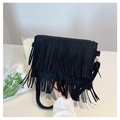 Elegante borsa a tracolla in camoscio nero con lunghe frange in stile bohémien - Nero