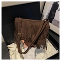 Borsa a tracolla bohémien in camoscio marrone scuro con frange e dettagli dorati in box - caffè