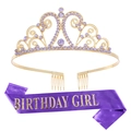 Détail de la tiare en strass doré et de l'écharpe en satin violet Birthday Girl pour fête - Taille unique / Couronne Strass Violet Or et Écharpe Violette Texte Or