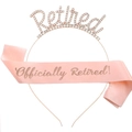 Détail de la couronne Retired en or rose et de l'écharpe en satin rose Officially Retired - Serre-tête Or Rose Et Écharpe Champagne