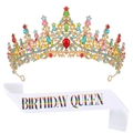 Detalle de corona de cristales y banda blanca con letras de arcoíris BIRTHDAY QUEEN - Conjunto Banda Tiara Blanco Multicolor JD054