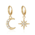 Pendientes de aro dorados asimétricos con colgantes de estrella y luna con brillantes - Estrella y Luna Asimétricas / Dorado