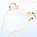 Detail eines tropischen Haarreifs aus Goldlegierung mit Ananas Flamingo und Palme - Ananas-Stil
