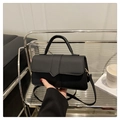 Schwarze baguette-tasche aus mattem leder mit verstellbarem schultergurt für damen - Schwarz