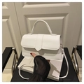 Minimalistische weiße Baguette-Tasche mit vertikalen Nähten und goldenen Details - Weiß