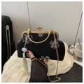 Bolso Qipao elegante de terciopelo negro con motivos florales grises y cadena dorada - Negro