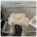 Detail van vintage jacquard schelptas met gouden metalen handvat en kwastje - Wit