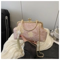 Bolso cheongsam vintage rosa con bordado floral, asa dorada y detalle de borla - Rosa