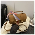 Borsa a cilindro intrecciata marrone con finiture in pelle, chiusura oro e fiocco - Marrone