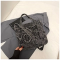 Dettaglio della borsa tote in denim grigio scuro con toppe di lettere sfilacciate - Nero