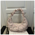 Detalle de bolso hobo floral con asa plisada y lazos decorativos de color rosa - Rosa