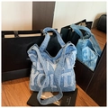 Sac fourre-tout en denim bleu clair avec lettrage effiloché et large bandoulière - Bleu clair
