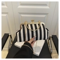 Borsa doctor chic a righe verticali bianche e nere con catena d'oro e chiusura in metallo - Nero