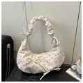 Bolso hobo floral blanco crema con estampados azules y asa plisada elegante - Blanco